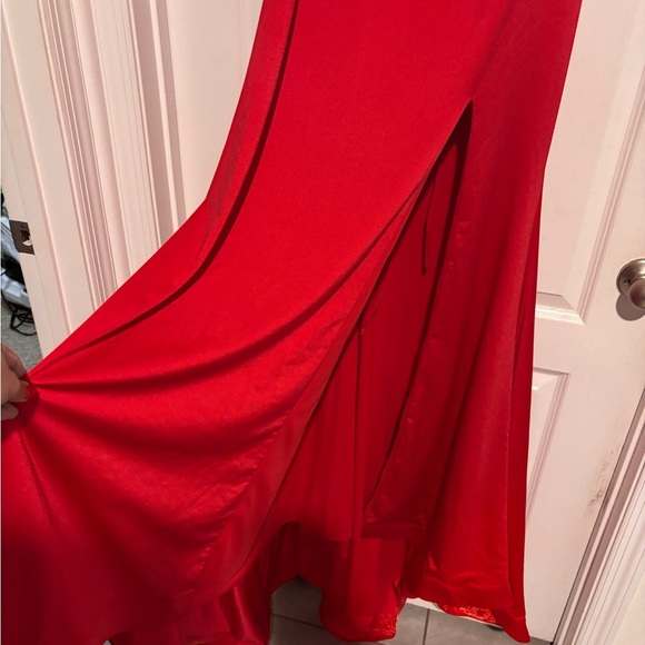 Elegant Red Evening Gown - Picture 6 of 8
